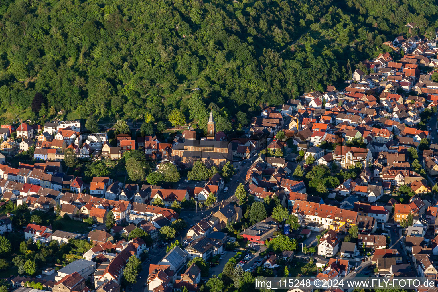 Vue aérienne de Côme et Damien à le quartier Untergrombach in Bruchsal dans le département Bade-Wurtemberg, Allemagne