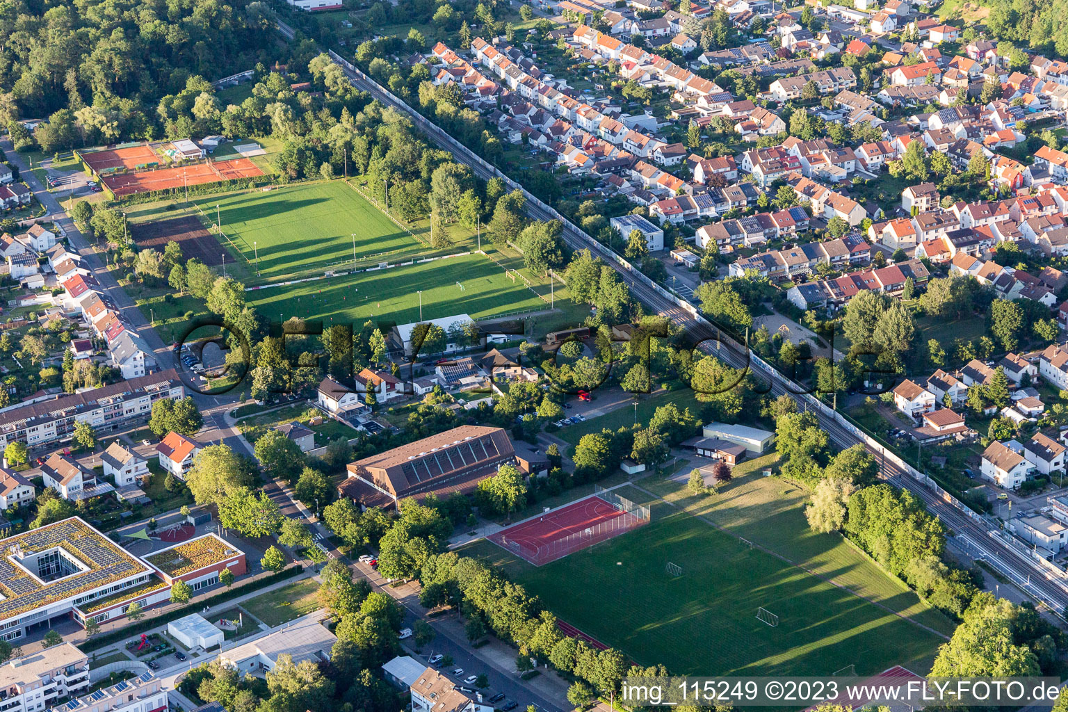 Vue aérienne de FC Allemagne 07 à le quartier Untergrombach in Bruchsal dans le département Bade-Wurtemberg, Allemagne