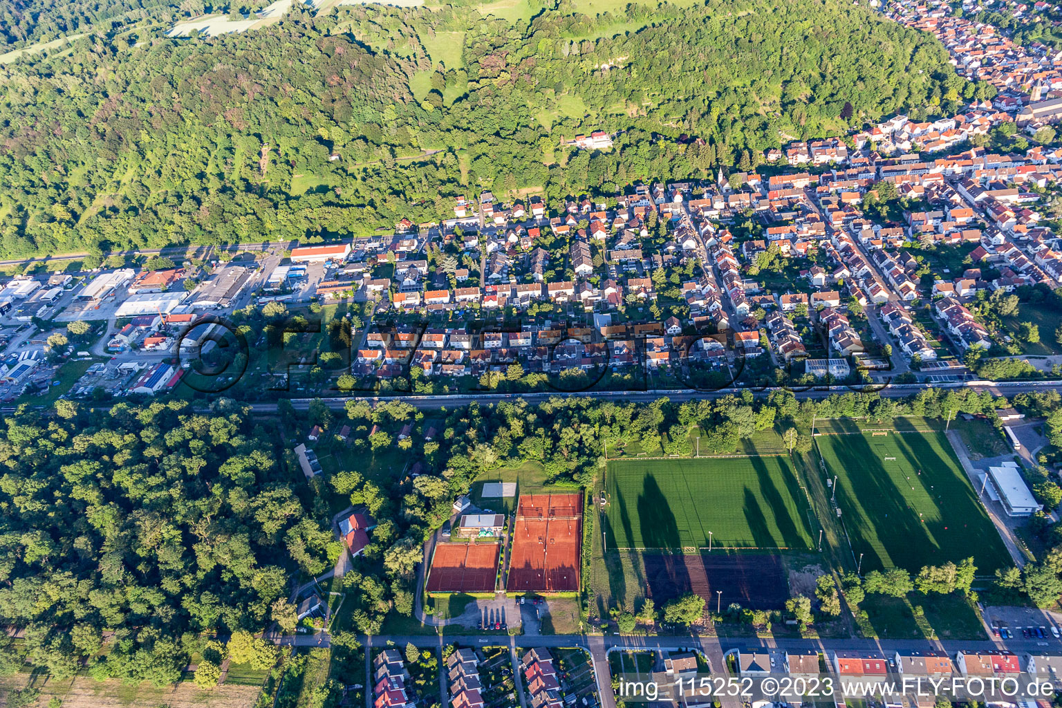 Vue aérienne de Nouvelle maison à le quartier Untergrombach in Bruchsal dans le département Bade-Wurtemberg, Allemagne