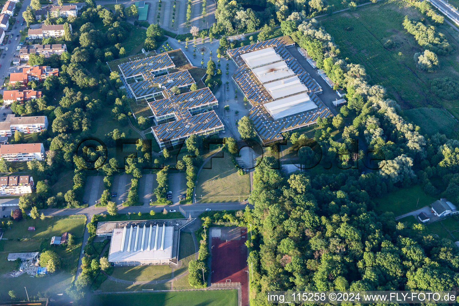 Vue aérienne de Écoles Balthasar Neumann dans le quartier d'Untergrombach à Bruchsal dans le département Bade-Wurtemberg, Allemagne