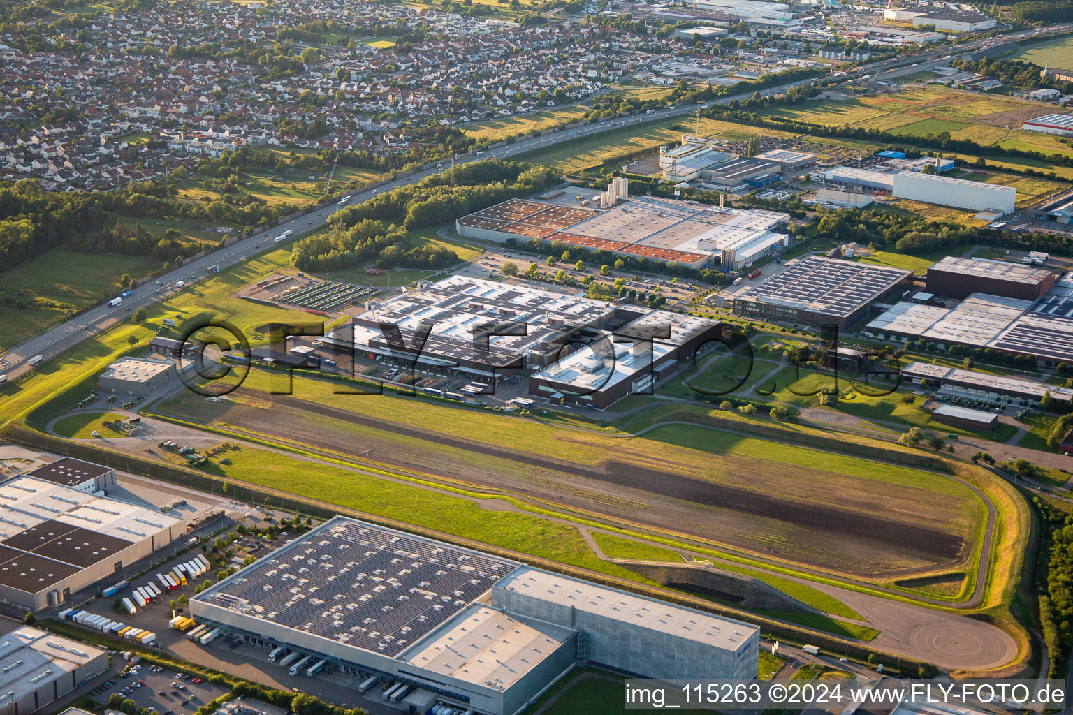 Vue aérienne de Centre de formation John Deere à Bruchsal dans le département Bade-Wurtemberg, Allemagne