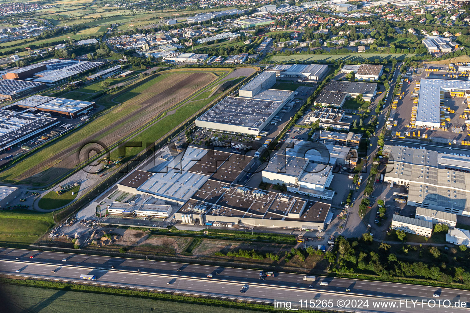 Vue aérienne de Entrepôts et bâtiments d'expédition de Blanco Logistic à Bruchsal dans le département Bade-Wurtemberg, Allemagne