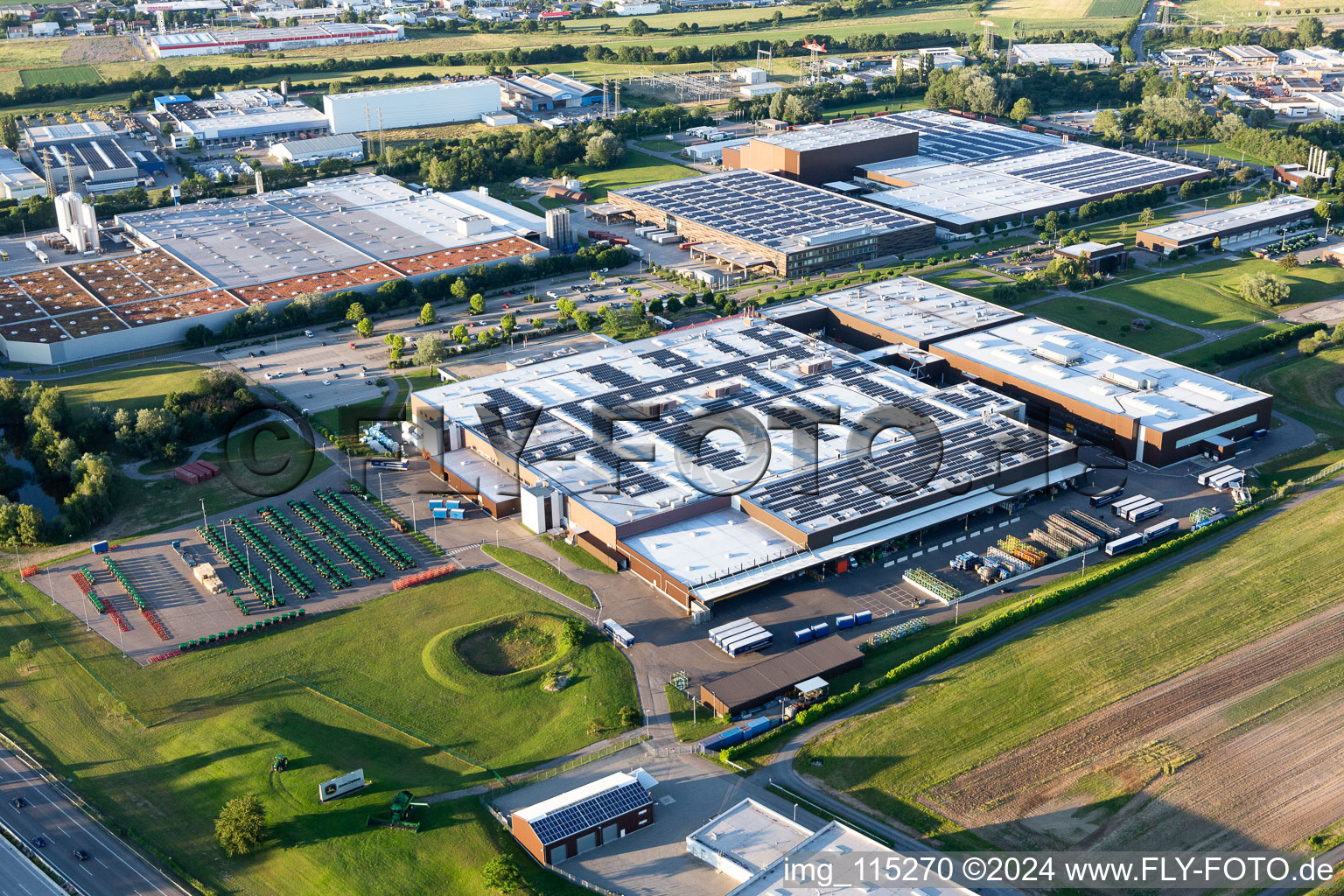 Vue aérienne de Site de l'usine de construction automobile de John Deere GmbH & Co. KG, John-Deere-Straße dans le quartier d'Untergrombach à Bruchsal dans le département Bade-Wurtemberg, Allemagne