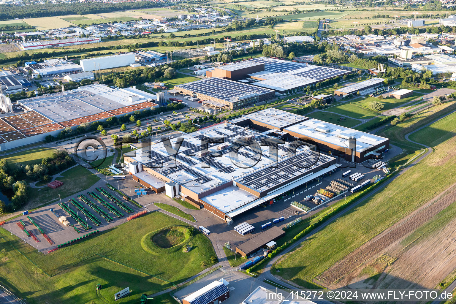 Vue aérienne de Site de l'usine de construction automobile de John Deere GmbH & Co. KG, John-Deere-Straße dans le quartier d'Untergrombach à Bruchsal dans le département Bade-Wurtemberg, Allemagne