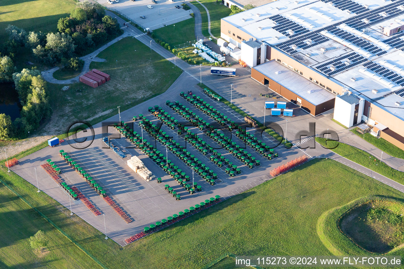 Photographie aérienne de Site de l'usine de construction automobile de John Deere GmbH & Co. KG, John-Deere-Straße dans le quartier d'Untergrombach à Bruchsal dans le département Bade-Wurtemberg, Allemagne