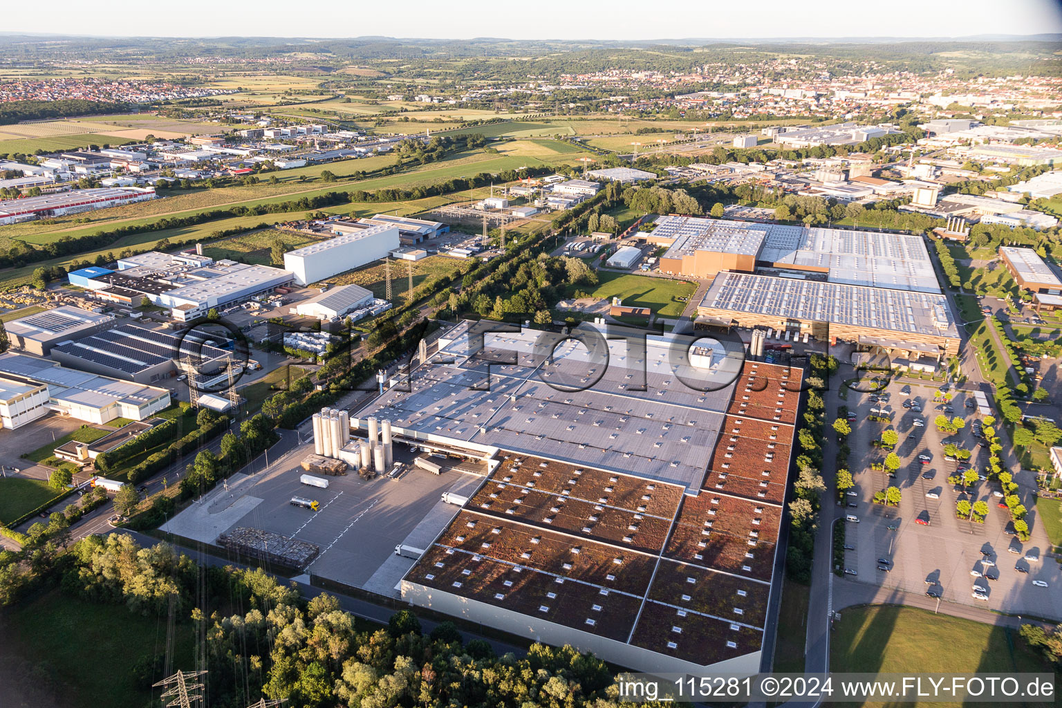 Vue aérienne de Locaux de l'entreprise HANSA-HEEMANN AG avec halls, bâtiments d'entreprise et installations de production à Bruchsal dans le département Bade-Wurtemberg, Allemagne