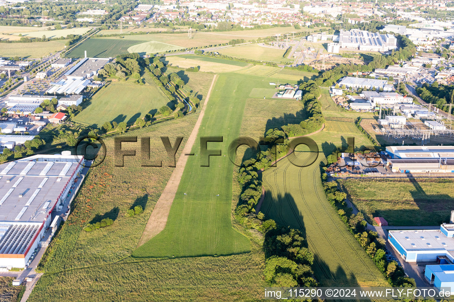 Vue aérienne de Piste avec zone de voie de circulation de l'aéroport Bruchsal EDTC à Bruchsal dans le département Bade-Wurtemberg, Allemagne