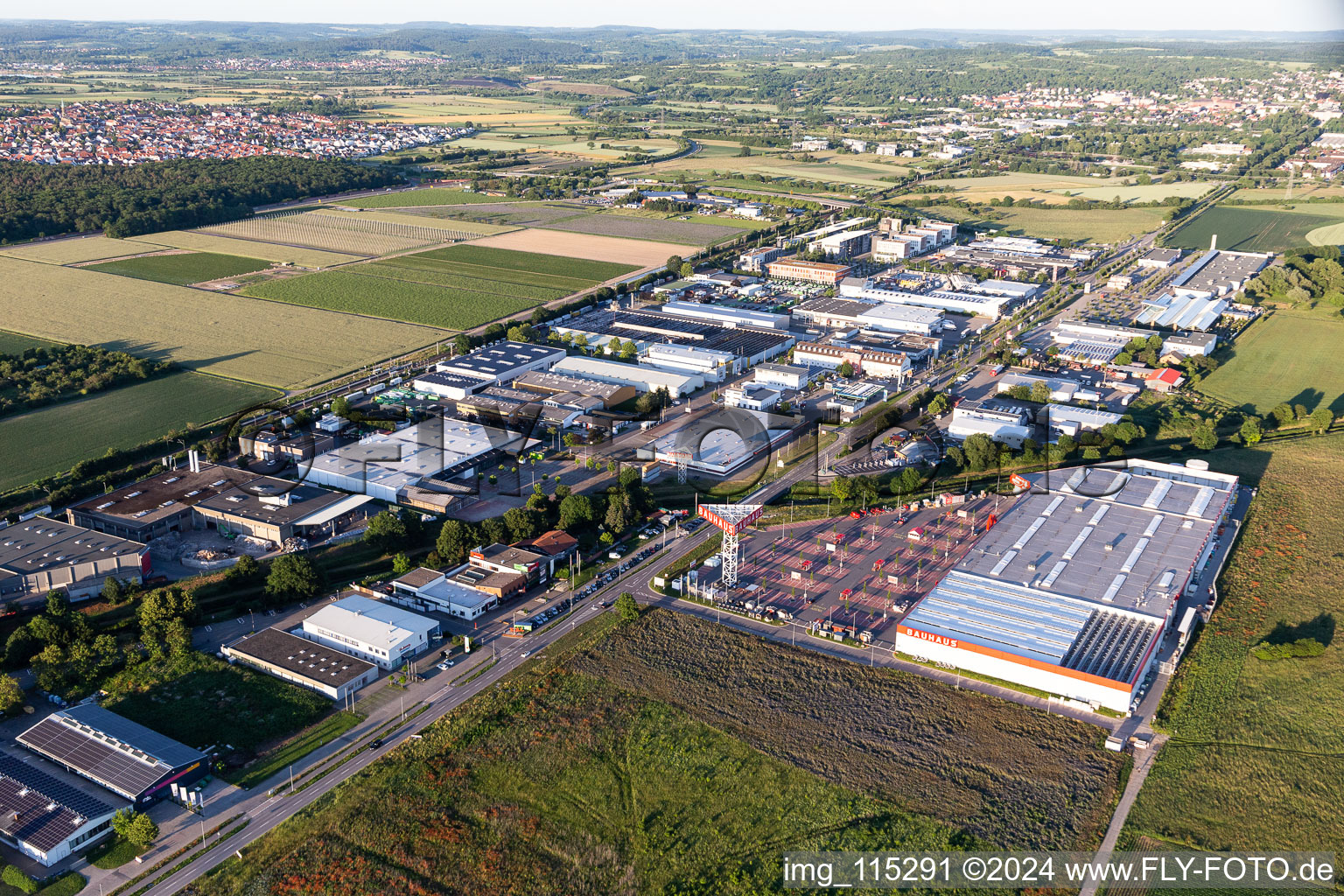 Vue aérienne de Bauhaus à le quartier Karlsdorf in Karlsdorf-Neuthard dans le département Bade-Wurtemberg, Allemagne