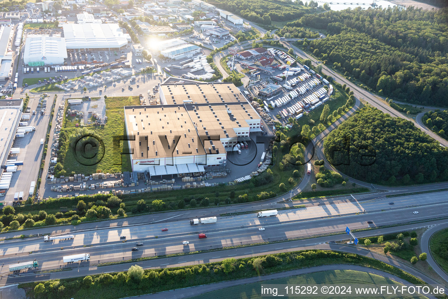 Vue aérienne de Ensemble immobilier et terrain du centre logistique de Simon Hegele Gesellschaft für Logistik und Service mbH à le quartier Karlsdorf in Karlsdorf-Neuthard dans le département Bade-Wurtemberg, Allemagne