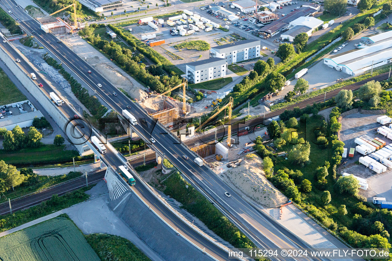 Vue aérienne de Chantier Pont de l'autoroute A5 au-dessus des voies ferrées à le quartier Karlsdorf in Karlsdorf-Neuthard dans le département Bade-Wurtemberg, Allemagne