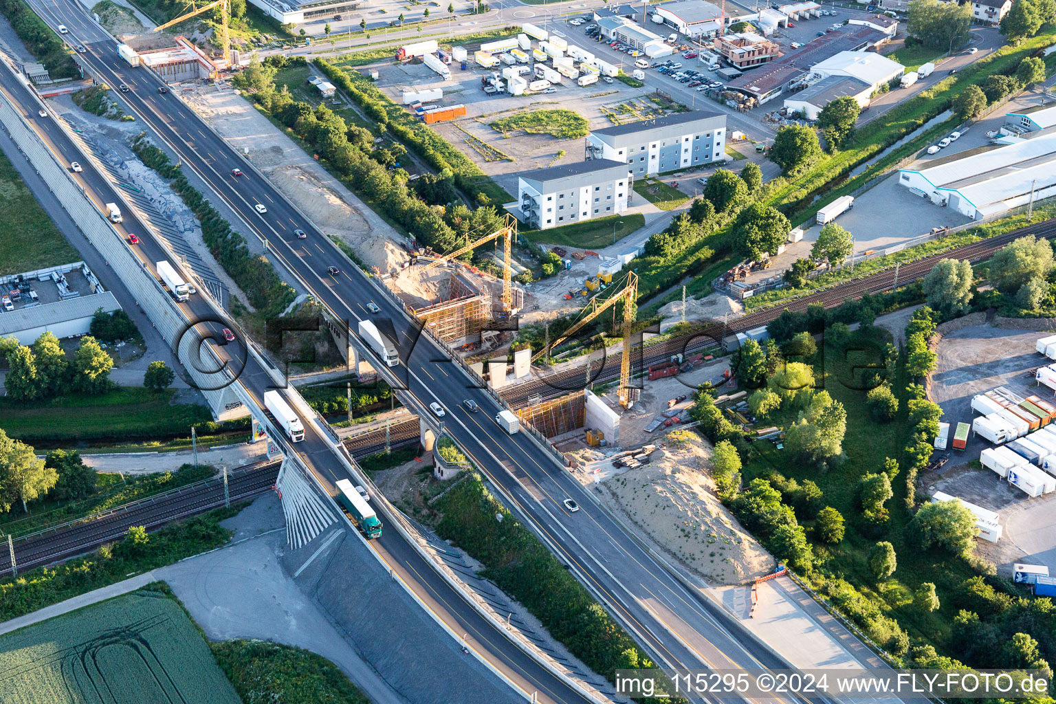 Vue aérienne de Chantier Pont de l'autoroute A5 au-dessus des voies ferrées à le quartier Karlsdorf in Karlsdorf-Neuthard dans le département Bade-Wurtemberg, Allemagne