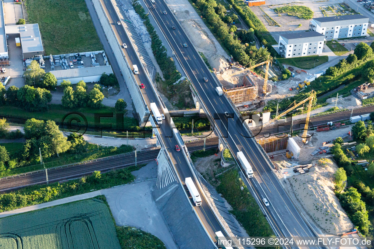 Photographie aérienne de Chantier Pont de l'autoroute A5 au-dessus des voies ferrées à le quartier Karlsdorf in Karlsdorf-Neuthard dans le département Bade-Wurtemberg, Allemagne