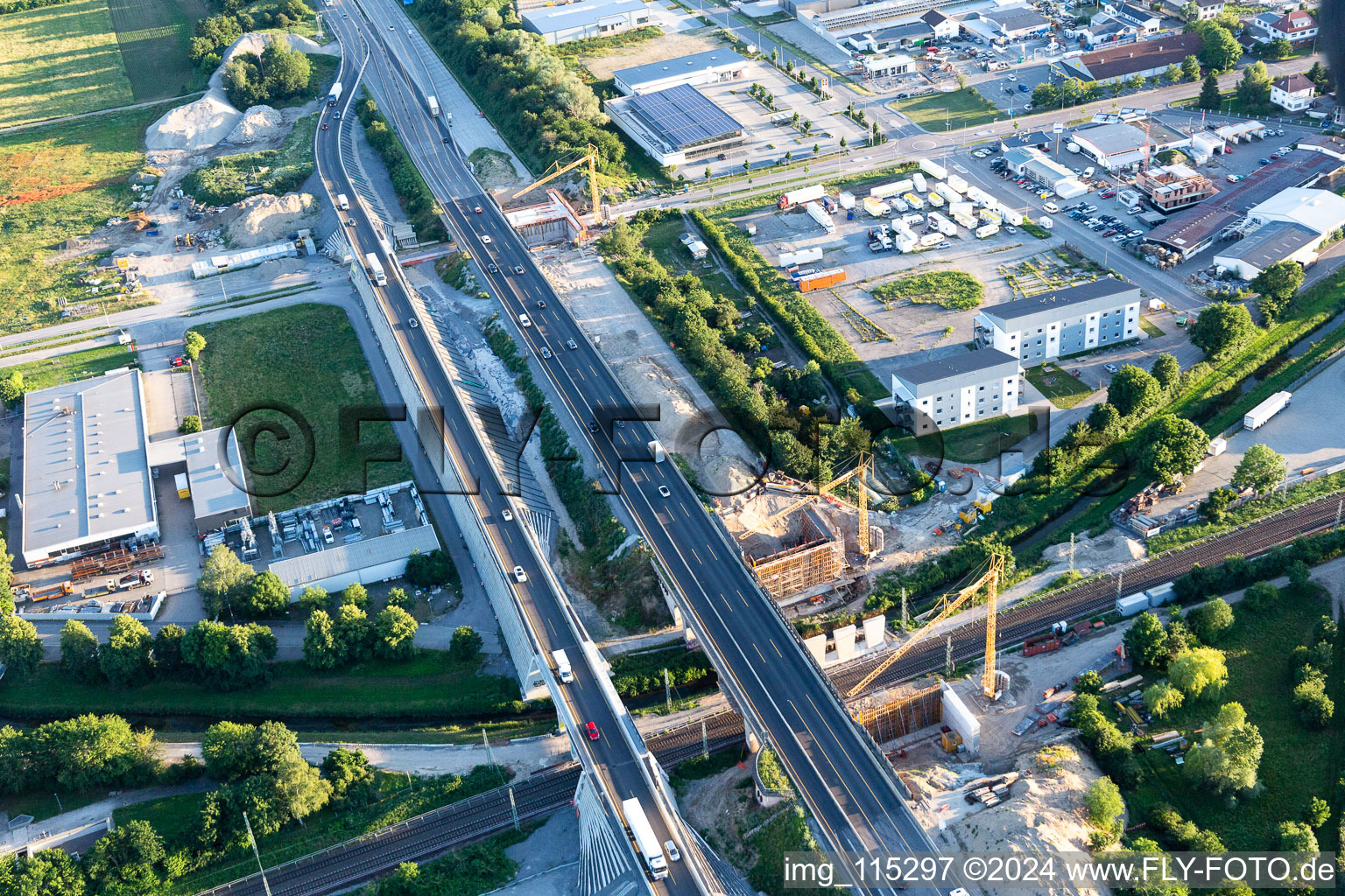 Vue oblique de Chantier Pont de l'autoroute A5 au-dessus des voies ferrées à le quartier Karlsdorf in Karlsdorf-Neuthard dans le département Bade-Wurtemberg, Allemagne