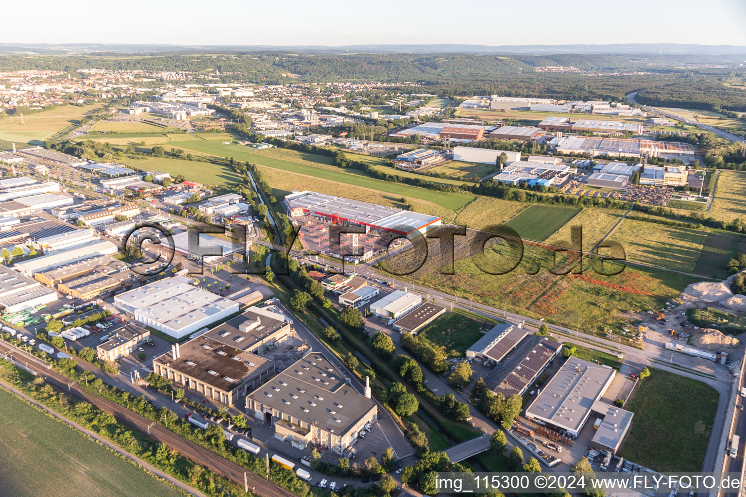 Vue aérienne de Zone industrielle sur le Mantel., Bauhaus à Bruchsal dans le département Bade-Wurtemberg, Allemagne