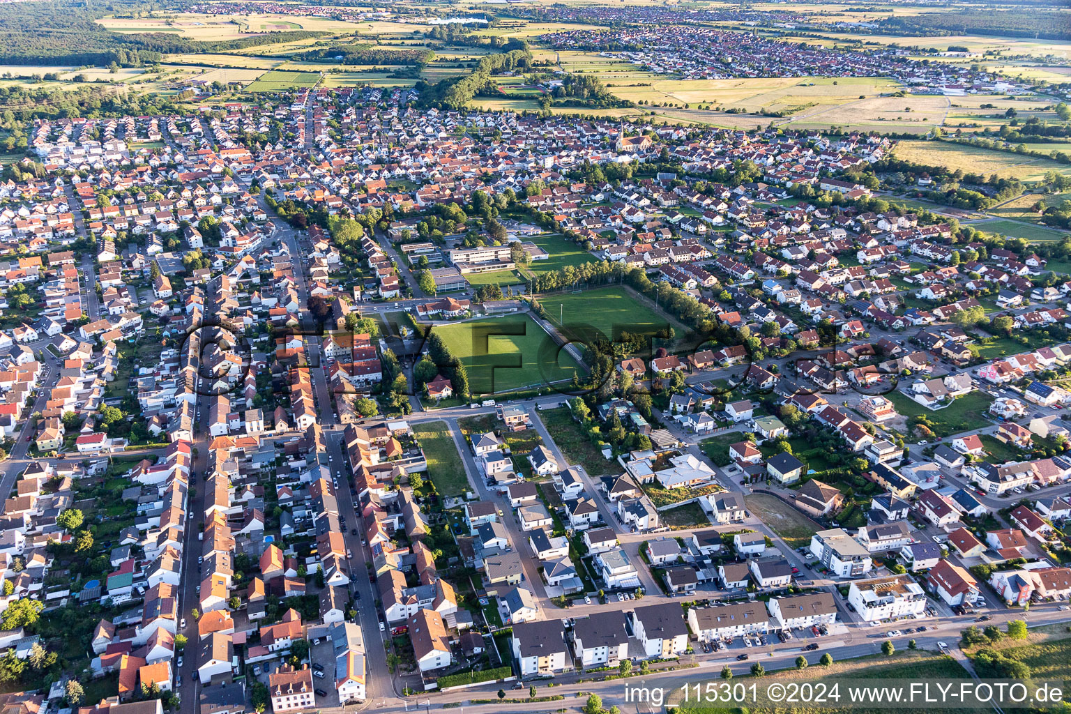 Vue aérienne de Quartier Karlsdorf in Karlsdorf-Neuthard dans le département Bade-Wurtemberg, Allemagne