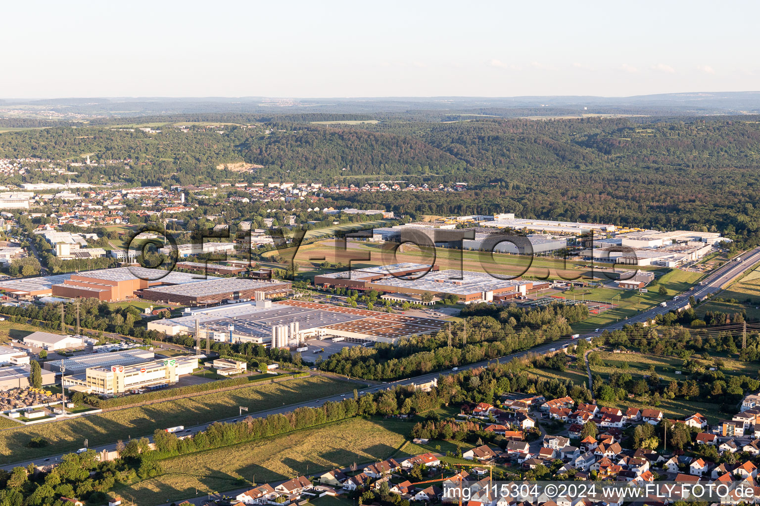 Vue aérienne de Zone industrielle sur l'autoroute à Bruchsal dans le département Bade-Wurtemberg, Allemagne