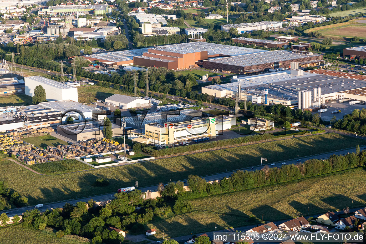 Vue aérienne de Site de l'usine Bernhard Zabler GmbH & Co. KG à Bruchsal dans le département Bade-Wurtemberg, Allemagne