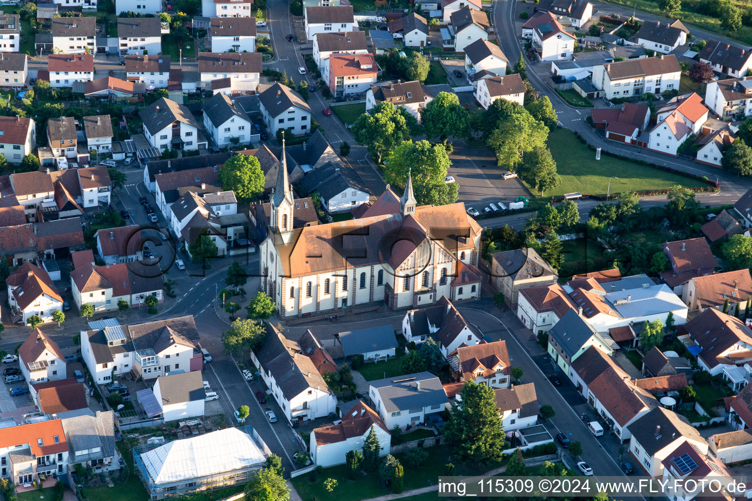 Vue aérienne de Église Saint-Jacques en Karlsdorf à le quartier Karlsdorf in Karlsdorf-Neuthard dans le département Bade-Wurtemberg, Allemagne