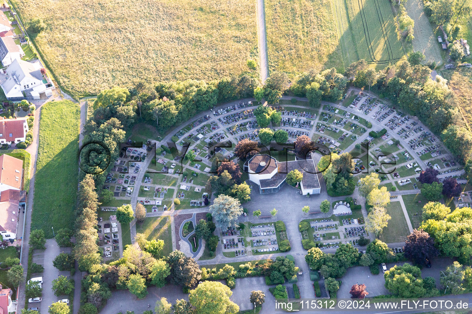 Vue aérienne de Cimetière en forme d'éventail Karlsdorf en Karlsdorf à le quartier Karlsdorf in Karlsdorf-Neuthard dans le département Bade-Wurtemberg, Allemagne