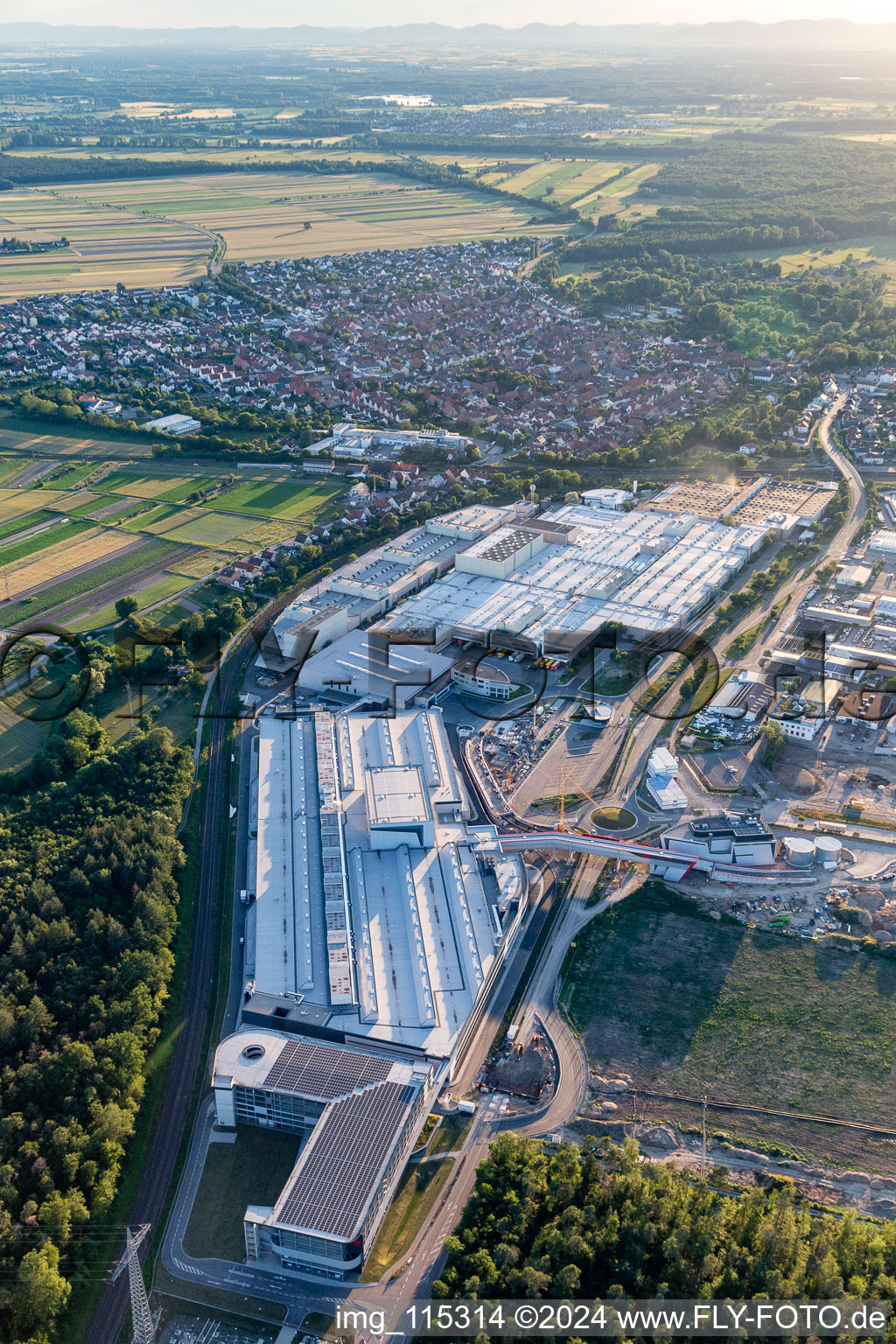 Vue aérienne de Bâtiments et halls de production sur le site de l'usine SEW-EURODRIVE GmbH & Co KG à le quartier Graben in Graben-Neudorf dans le département Bade-Wurtemberg, Allemagne