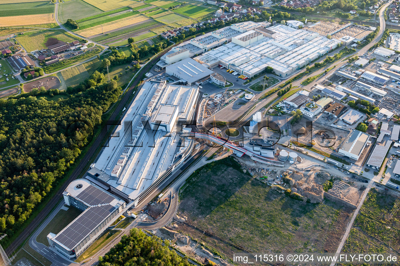 Vue aérienne de Bâtiments et halls de production sur le site de l'usine SEW-EURODRIVE GmbH & Co KG à le quartier Graben in Graben-Neudorf dans le département Bade-Wurtemberg, Allemagne