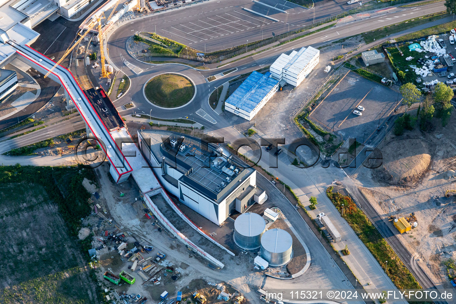 Vue aérienne de Agrandissement - nouveau bâtiment - chantier des bâtiments et halls de production de l'usine SEW-EURODRIVE GmbH & Co KG à le quartier Graben in Graben-Neudorf dans le département Bade-Wurtemberg, Allemagne