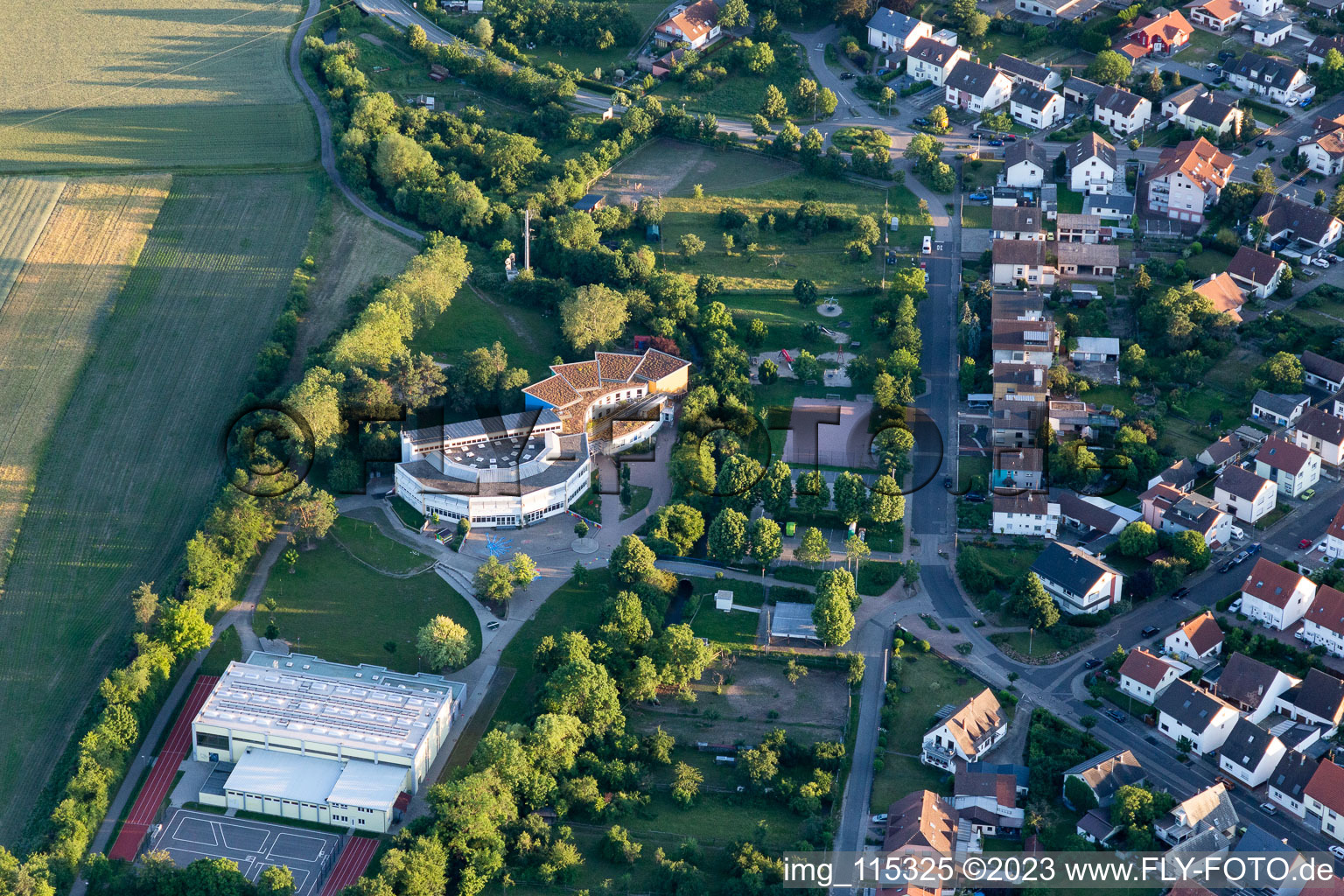 Vue aérienne de École Adolf-Kussmaul à le quartier Graben in Graben-Neudorf dans le département Bade-Wurtemberg, Allemagne