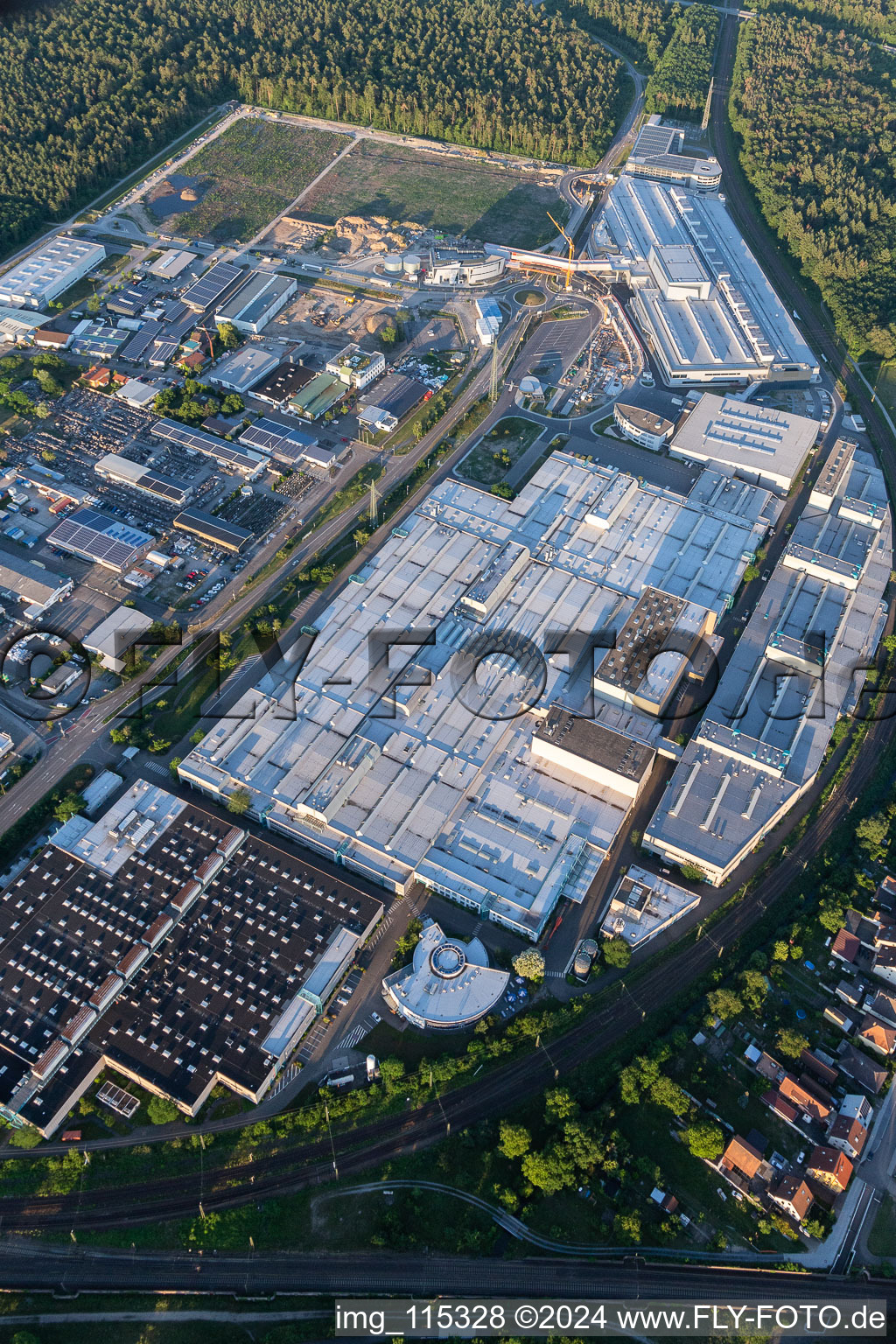 Vue oblique de Bâtiments et halls de production sur le site de l'usine SEW-EURODRIVE GmbH & Co KG à le quartier Graben in Graben-Neudorf dans le département Bade-Wurtemberg, Allemagne