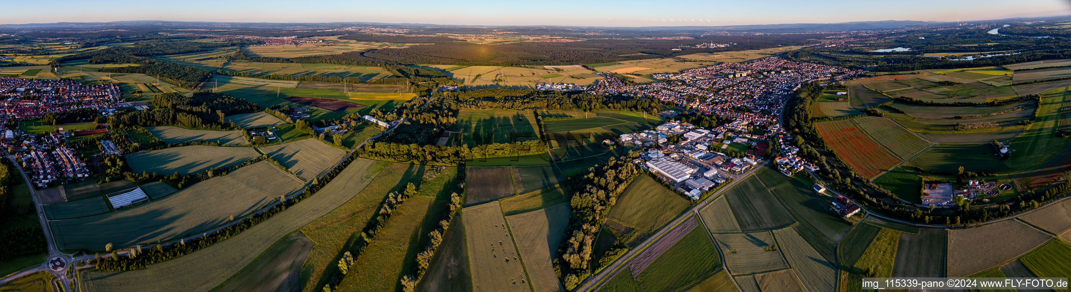 Vue aérienne de Panorama - perspective de la vue locale des rues et des maisons des quartiers résidentiels à le quartier Linkenheim in Linkenheim-Hochstetten dans le département Bade-Wurtemberg, Allemagne