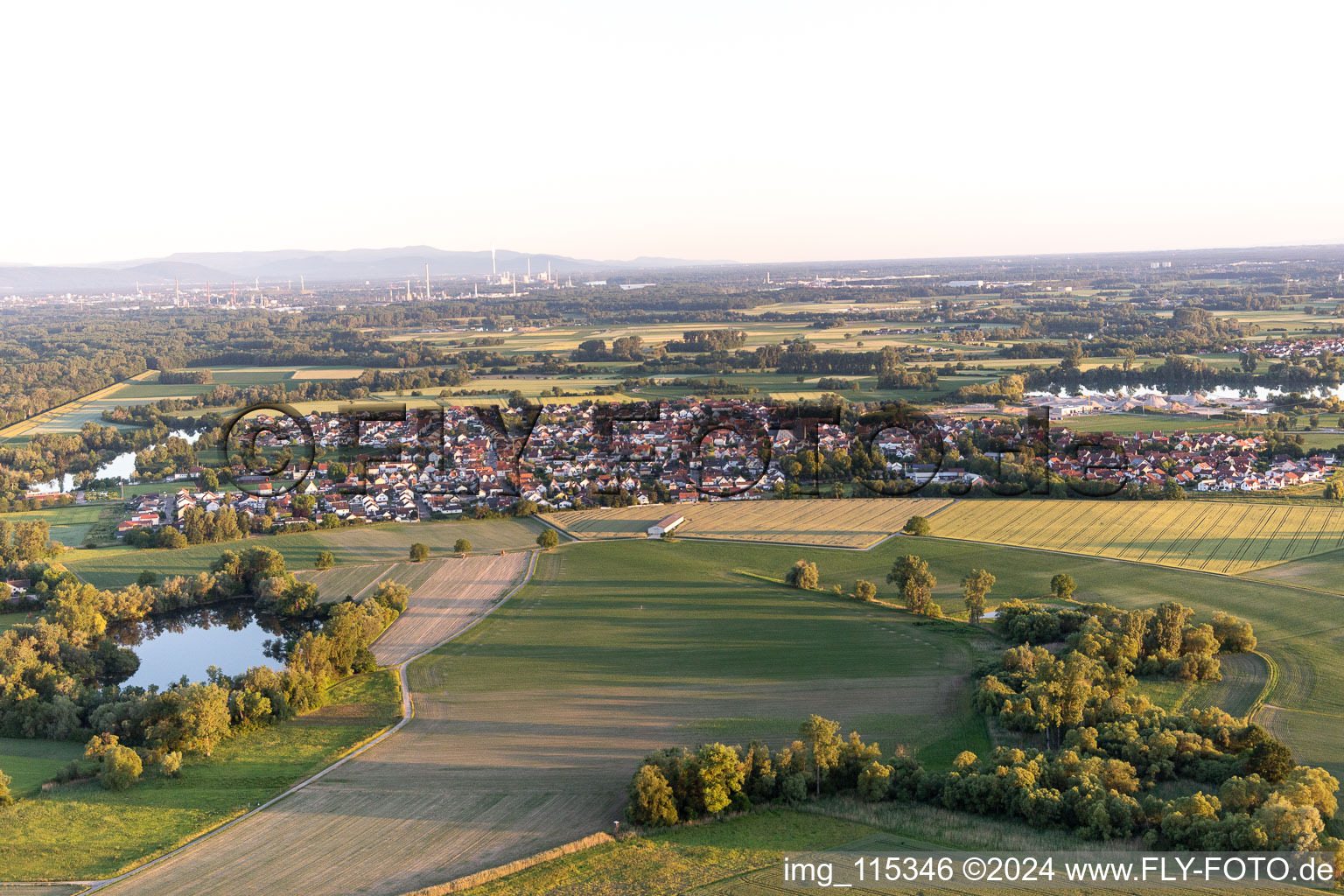 Leimersheim dans le département Rhénanie-Palatinat, Allemagne du point de vue du drone