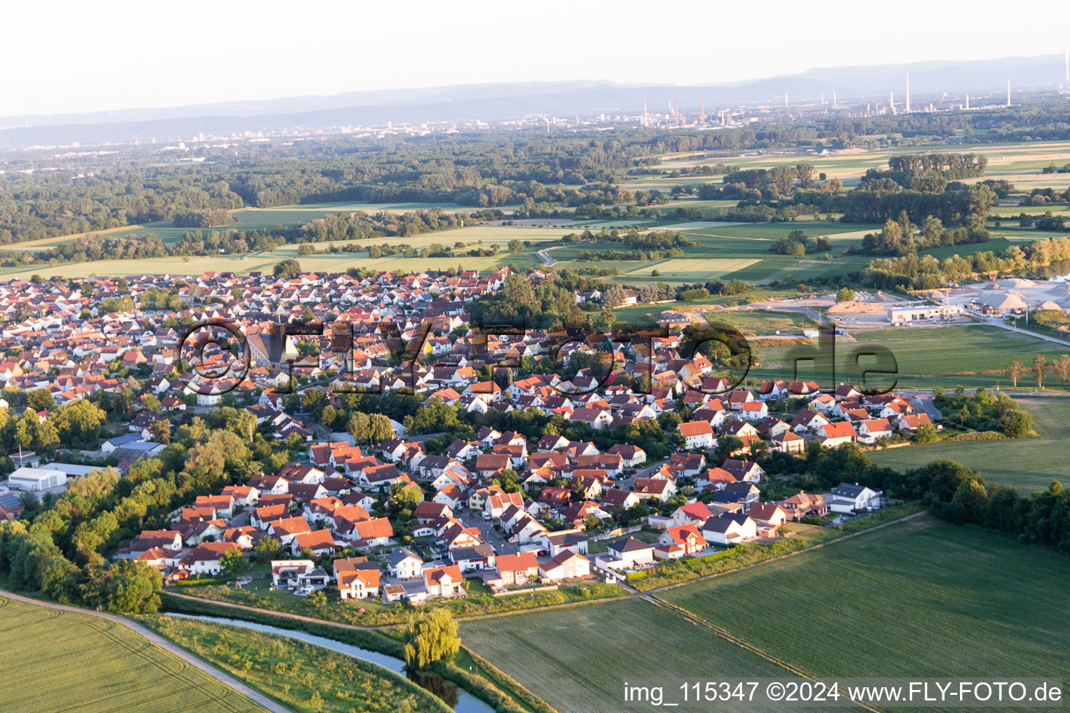 Leimersheim dans le département Rhénanie-Palatinat, Allemagne d'un drone