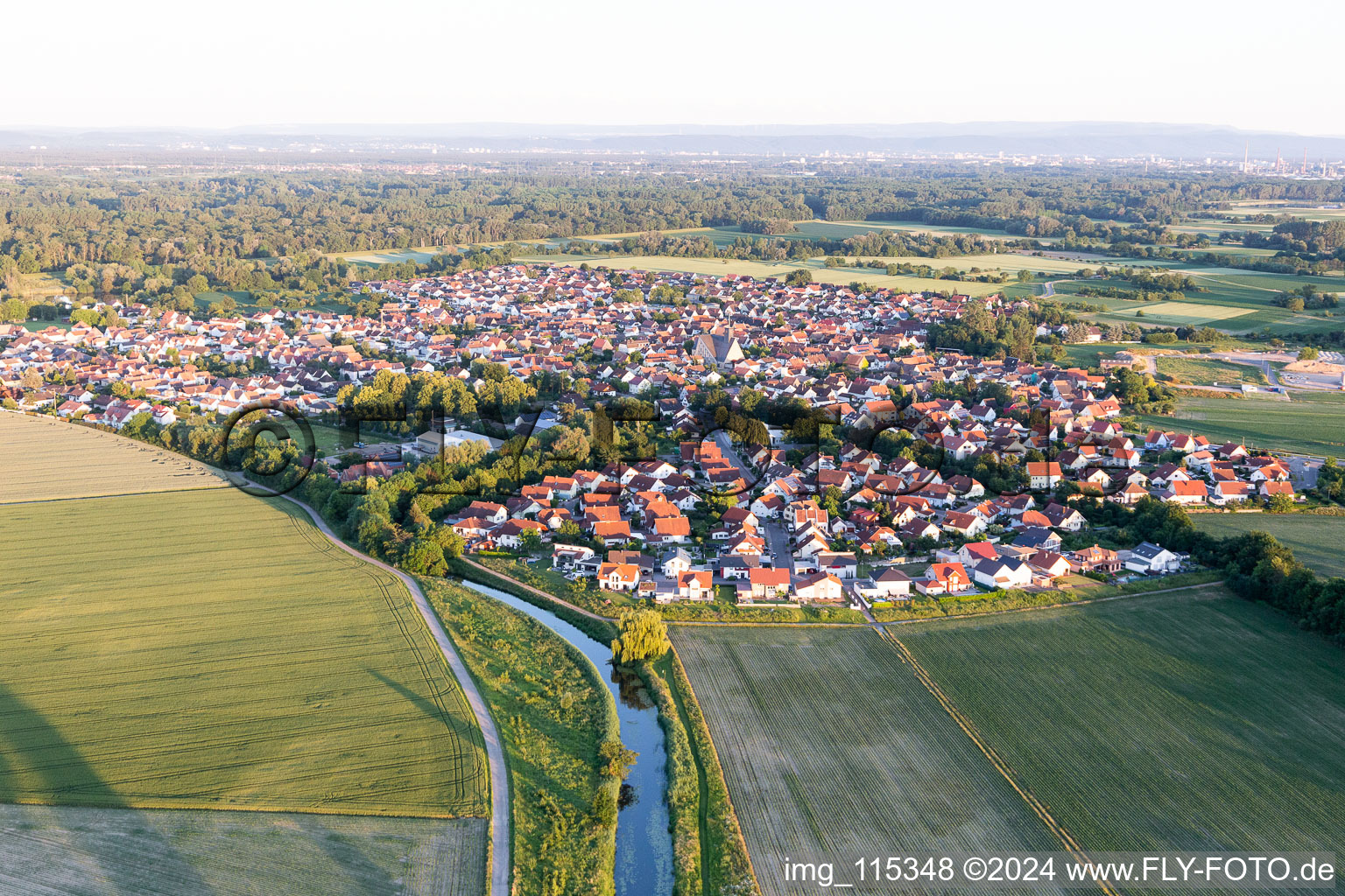 Leimersheim dans le département Rhénanie-Palatinat, Allemagne vu d'un drone