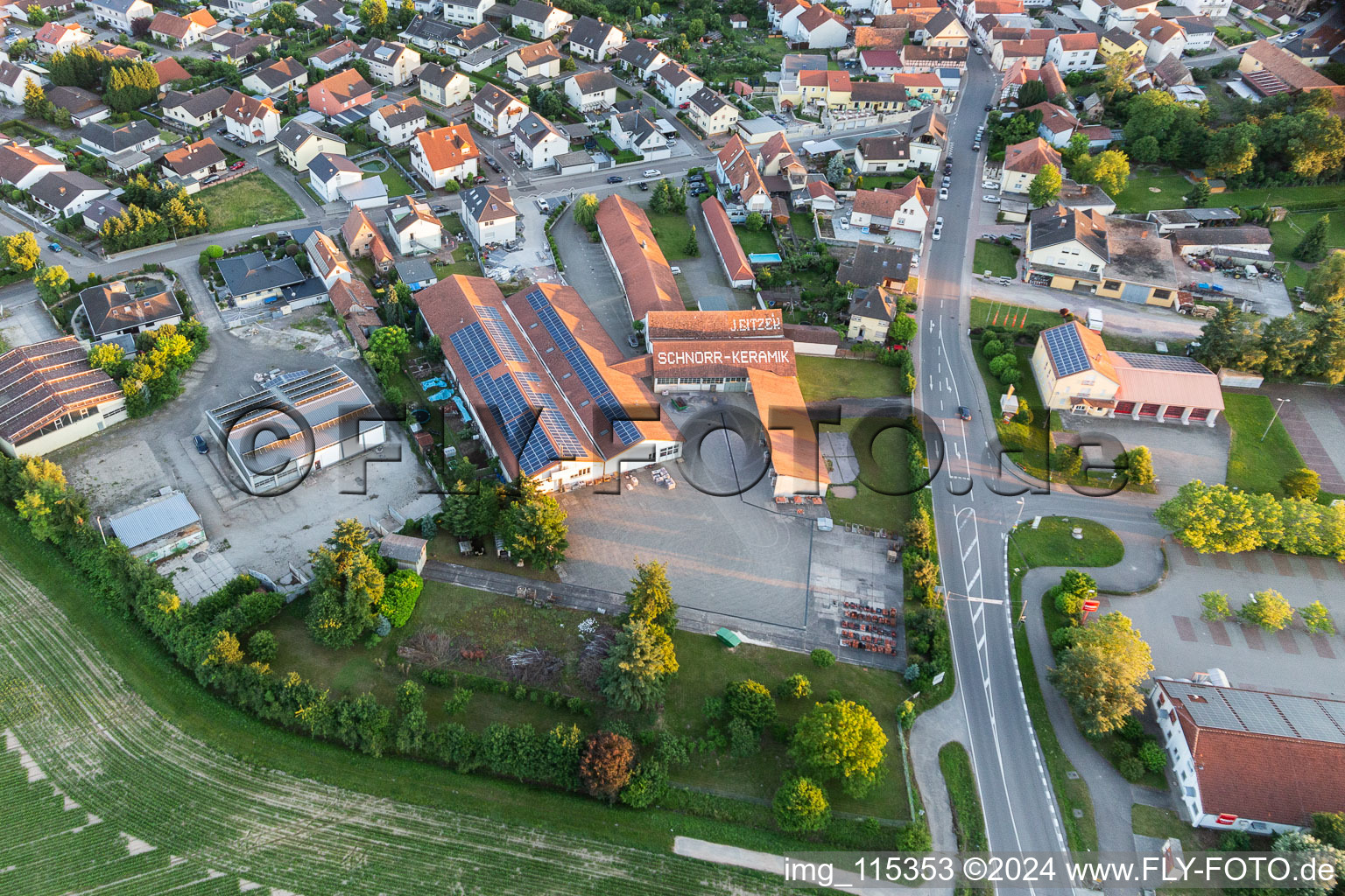 Rheinzabern dans le département Rhénanie-Palatinat, Allemagne du point de vue du drone