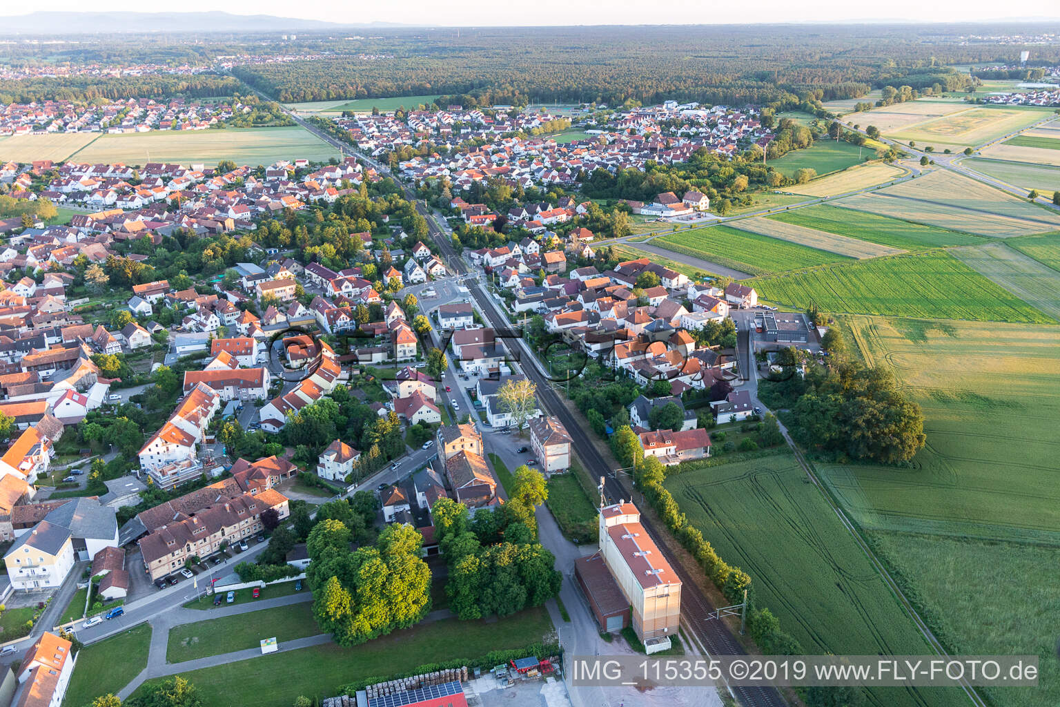 Rheinzabern dans le département Rhénanie-Palatinat, Allemagne vu d'un drone