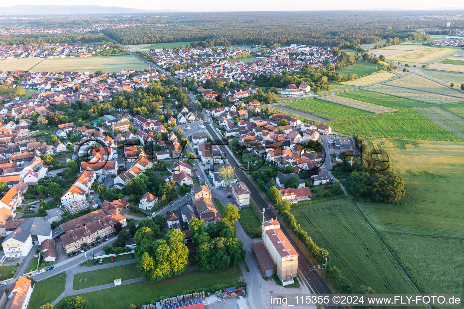 Rheinzabern dans le département Rhénanie-Palatinat, Allemagne vu d'un drone