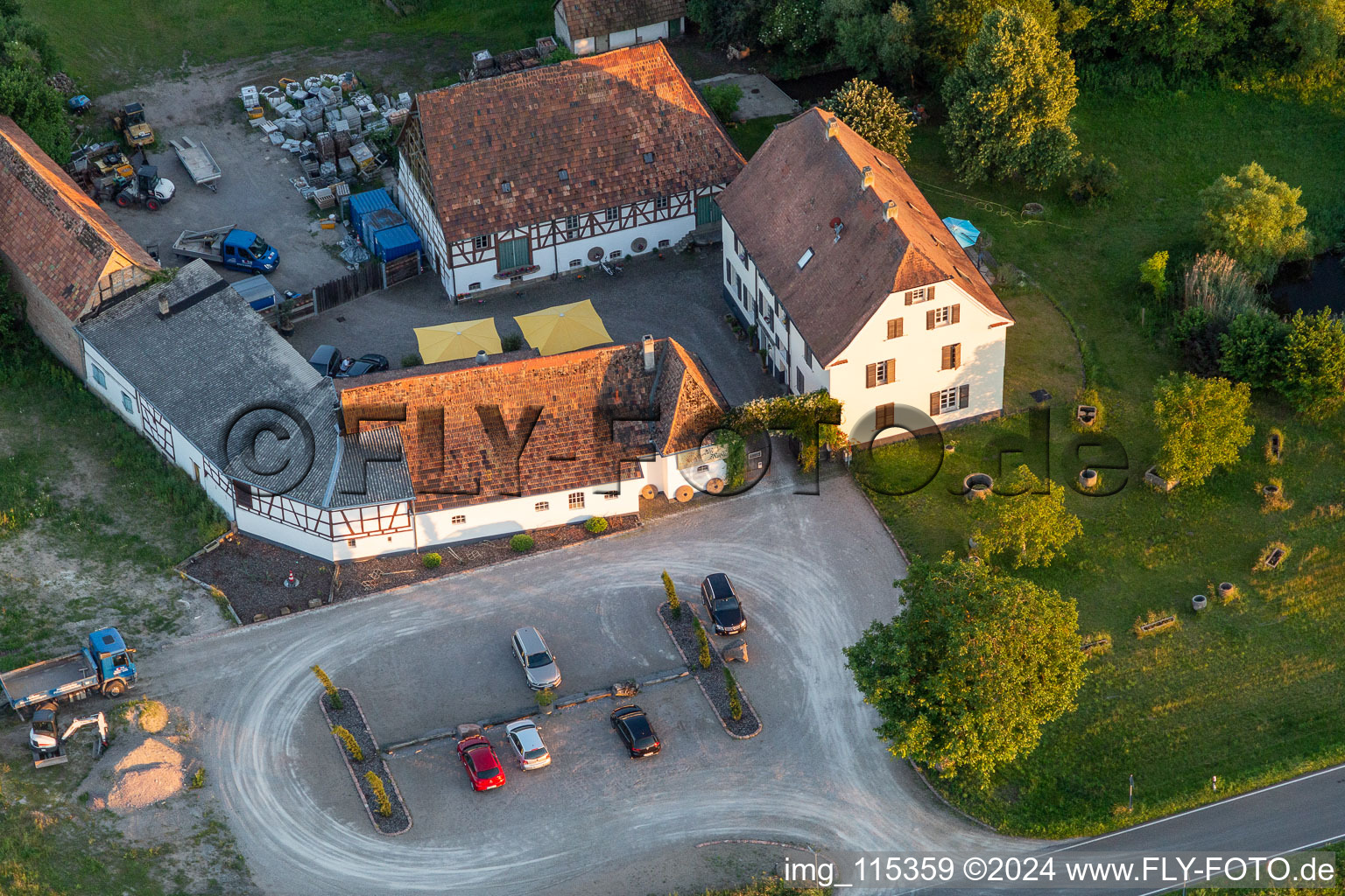 Le vieux moulin de Gehrlein à Hatzenbühl dans le département Rhénanie-Palatinat, Allemagne d'en haut