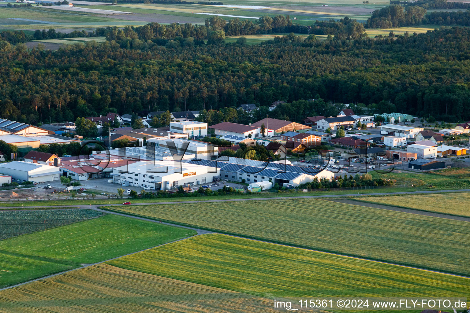 Enregistrement par drone de Zone commerciale Im Gereut, HGGS LaserCUT GmbH & Co. KG à Hatzenbühl dans le département Rhénanie-Palatinat, Allemagne