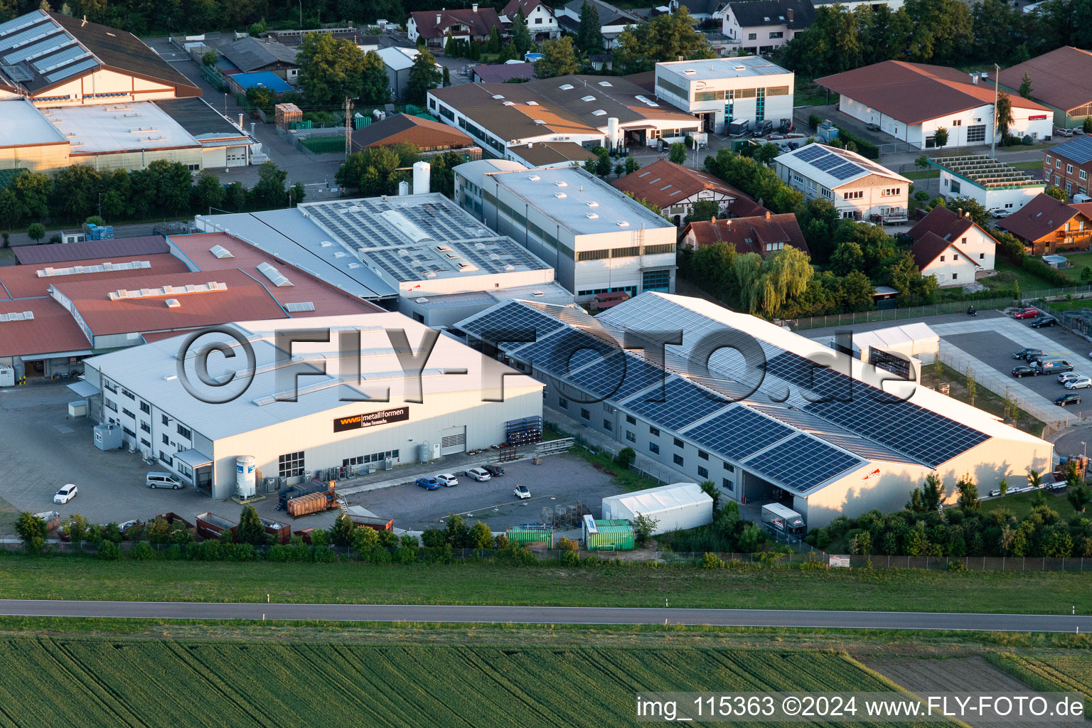 Image drone de Zone commerciale Im Gereut, HGGS LaserCUT GmbH & Co. KG à Hatzenbühl dans le département Rhénanie-Palatinat, Allemagne