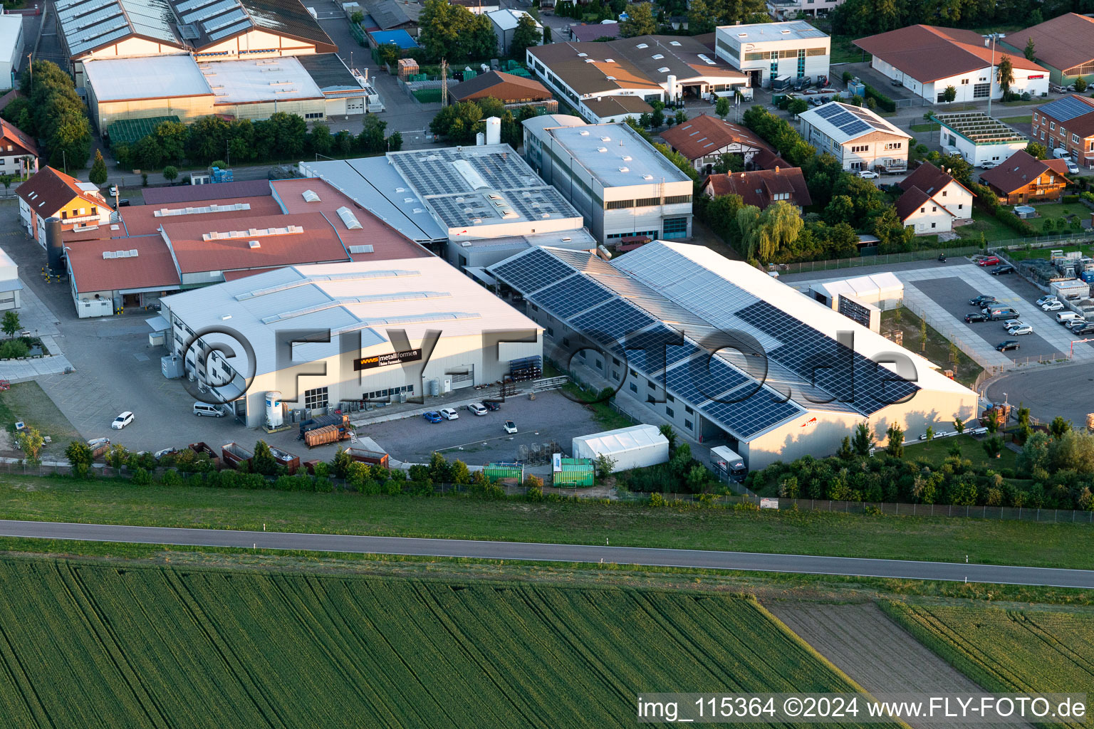 Zone commerciale Im Gereut, HGGS LaserCUT GmbH & Co. KG à Hatzenbühl dans le département Rhénanie-Palatinat, Allemagne du point de vue du drone