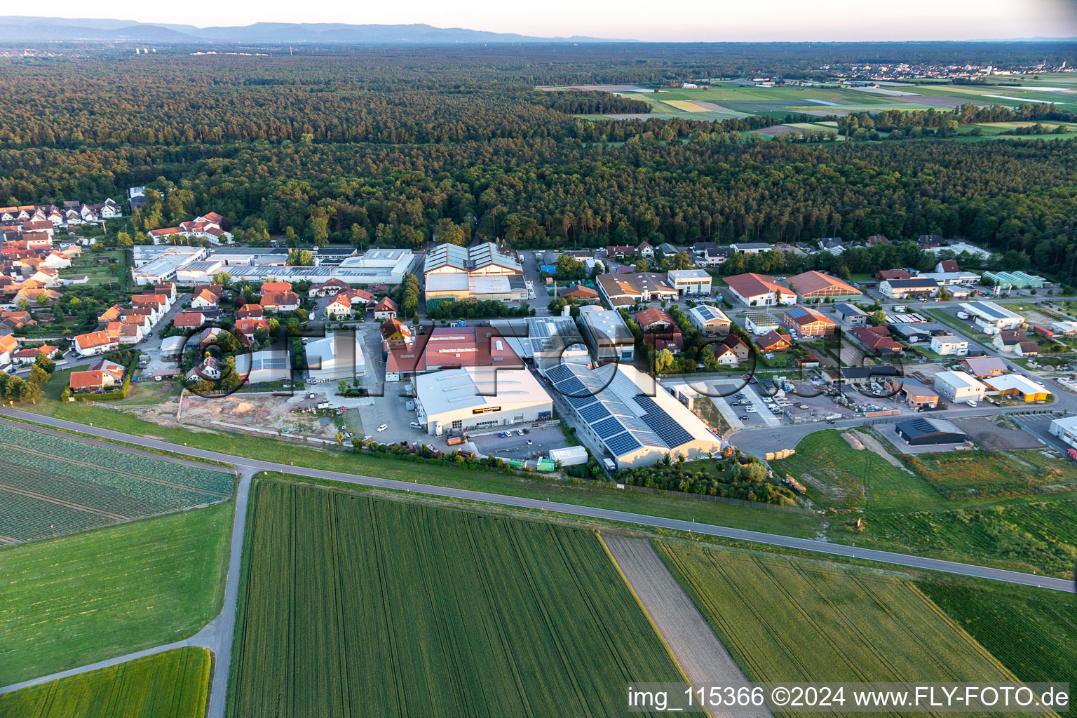 Vue aérienne de Zone commerciale et implantation d'entreprise à Im Gereut avec WWS Metall Formen GmbH et HGGS LaserCUT GmbH & Co. KG à Hatzenbühl dans le département Rhénanie-Palatinat, Allemagne