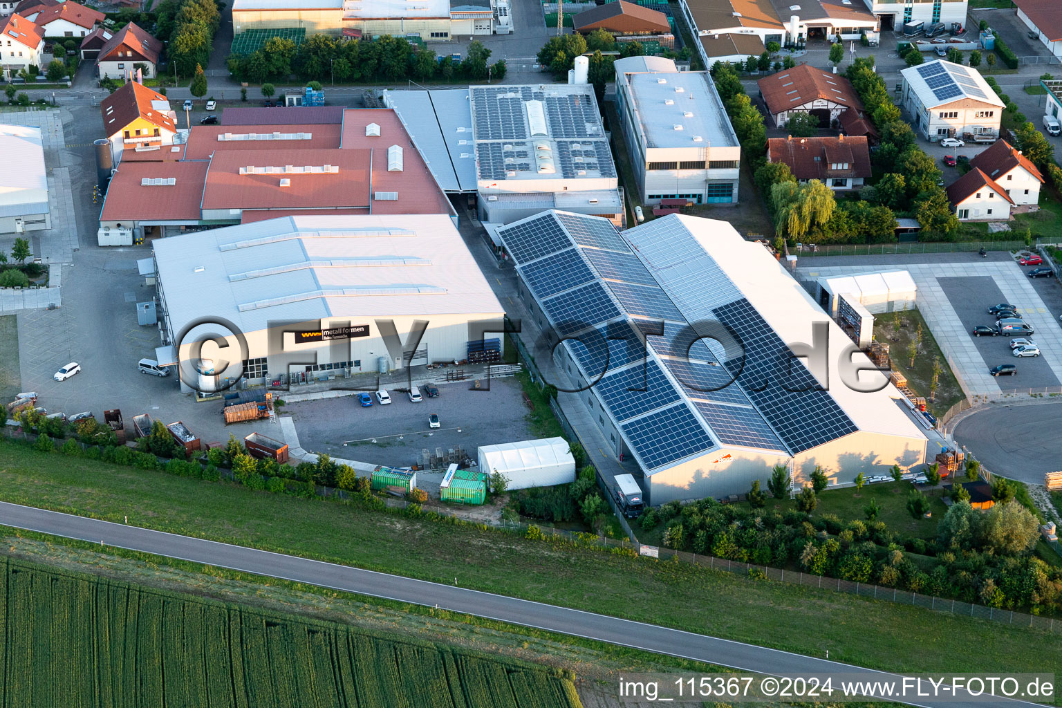 Photographie aérienne de Zone commerciale et implantation d'entreprise à Im Gereut avec WWS Metall Formen GmbH et HGGS LaserCUT GmbH & Co. KG à Hatzenbühl dans le département Rhénanie-Palatinat, Allemagne