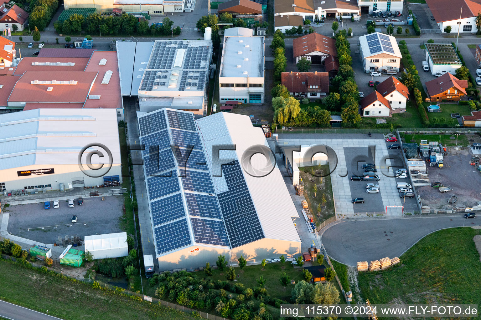 Vue aérienne de Zone commerciale Im Gereut, HGGS LaserCUT GmbH & Co. KG à Hatzenbühl dans le département Rhénanie-Palatinat, Allemagne