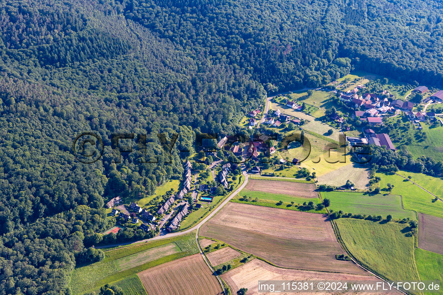 Vue aérienne de Pfaffenbronn dans le département Bas Rhin, France