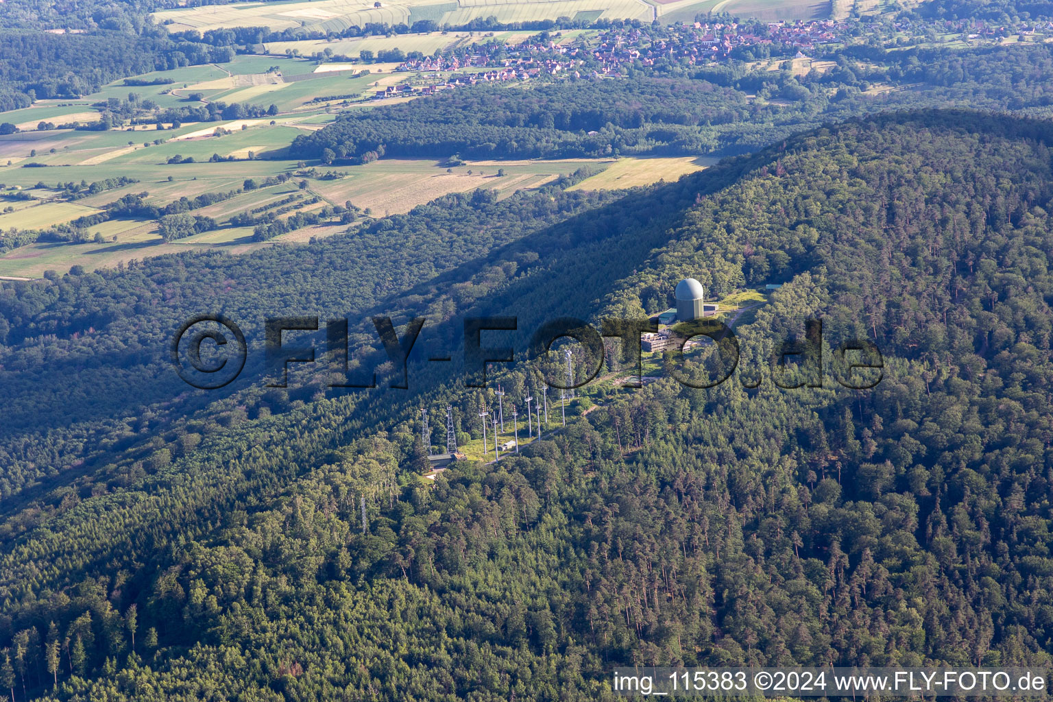 Vue aérienne de Col de Pfaffenschlick, radar à Lampertsloch dans le département Bas Rhin, France