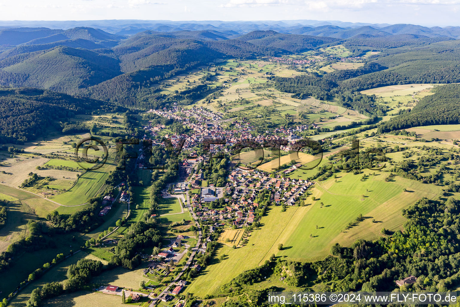 Lembach dans le département Bas Rhin, France vu d'un drone