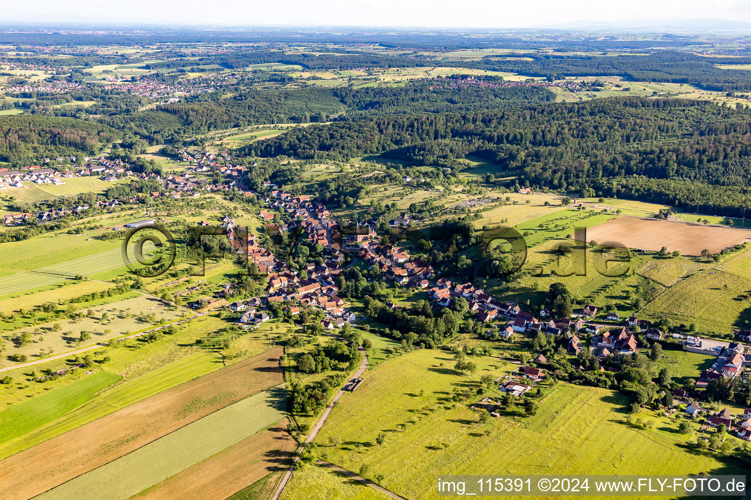 Vue aérienne de Langensoultzbach dans le département Bas Rhin, France