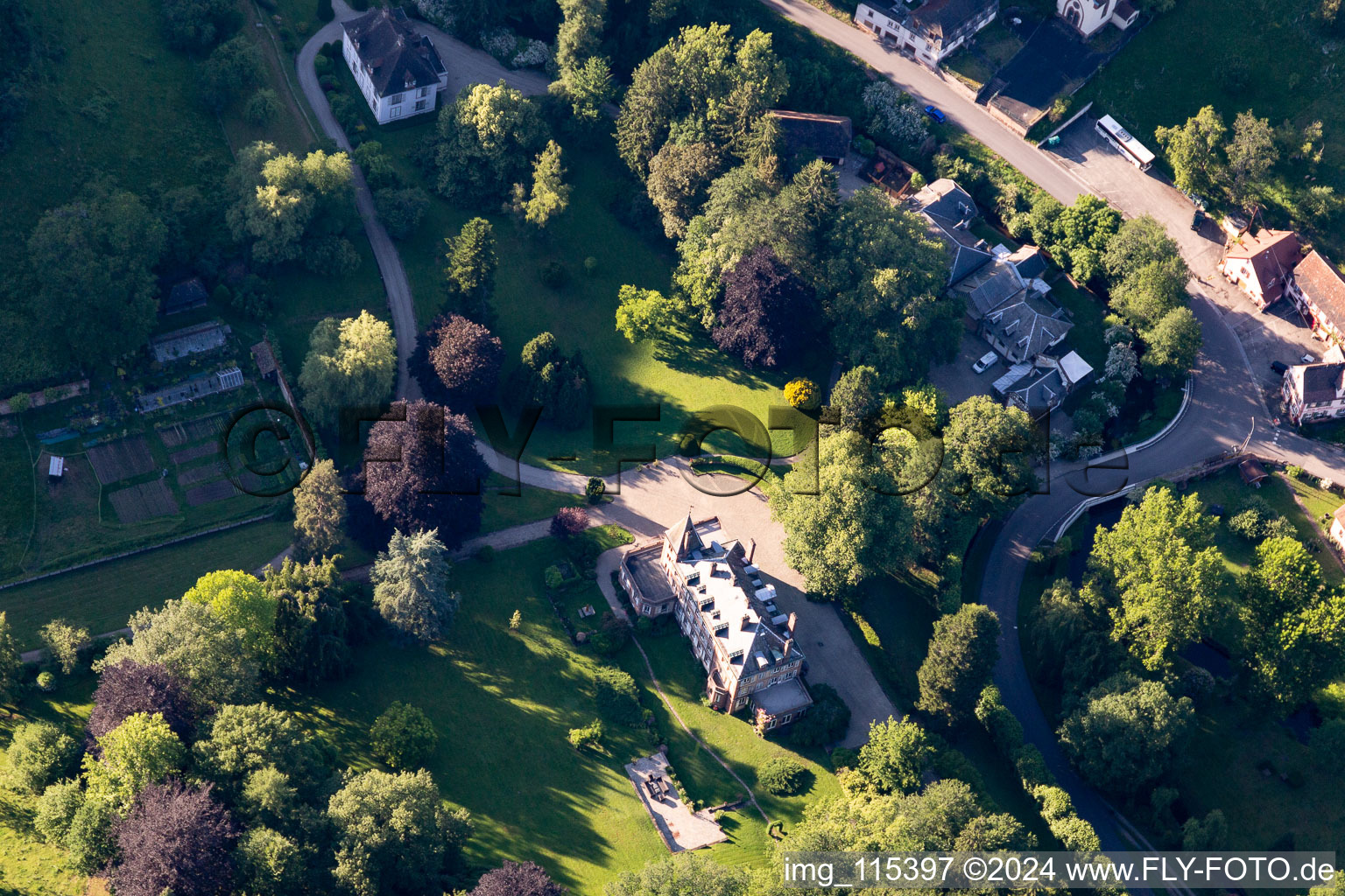 Vue aérienne de Château de Jaegerthal à Niederbronn-les-Bains dans le département Bas Rhin, France