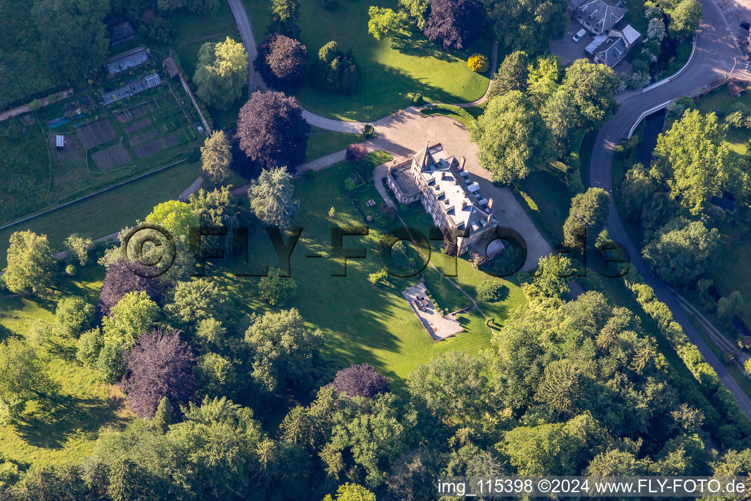 Vue aérienne de Complexe hôtelier Domaine Jaegerthal dans une vallée verdoyante dans le quartier Jaegerthal de Windstein à Niederbronn-les-Bains dans le département Bas Rhin, France