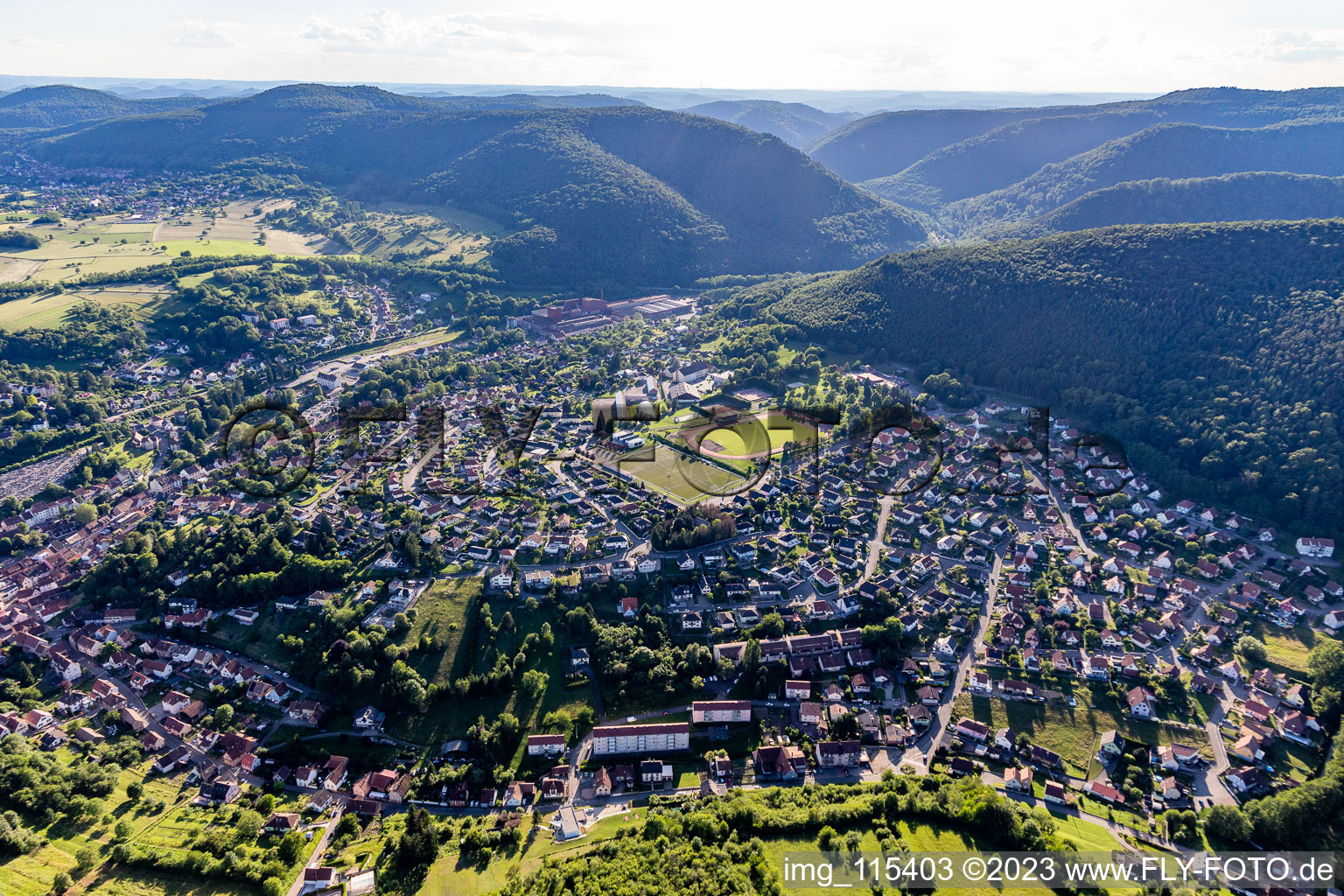 Niederbronn-les-Bains dans le département Bas Rhin, France du point de vue du drone