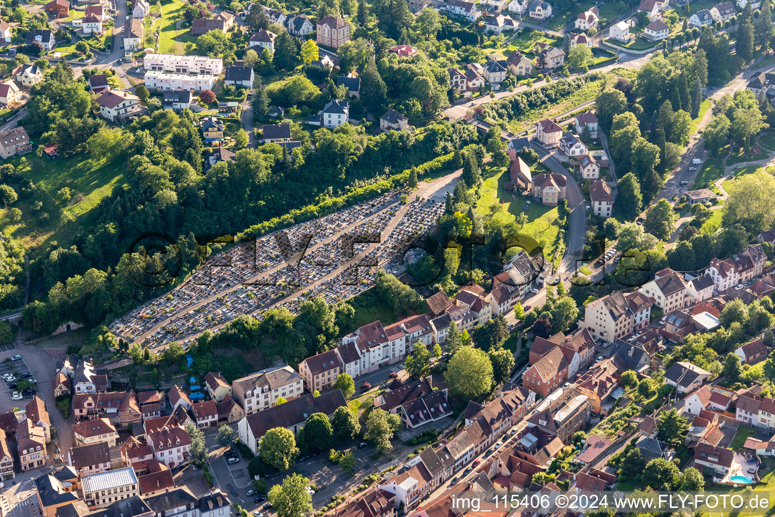 Vue aérienne de Cimetière à Niederbronn-les-Bains dans le département Bas Rhin, France